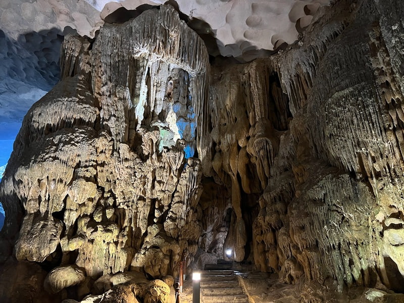 Hang Suong sot cave in Ha Long bay